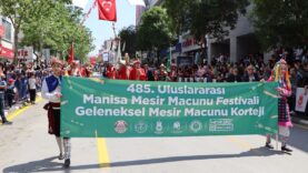 Manisa'da 8 ton mesir macunu halka saçıldı