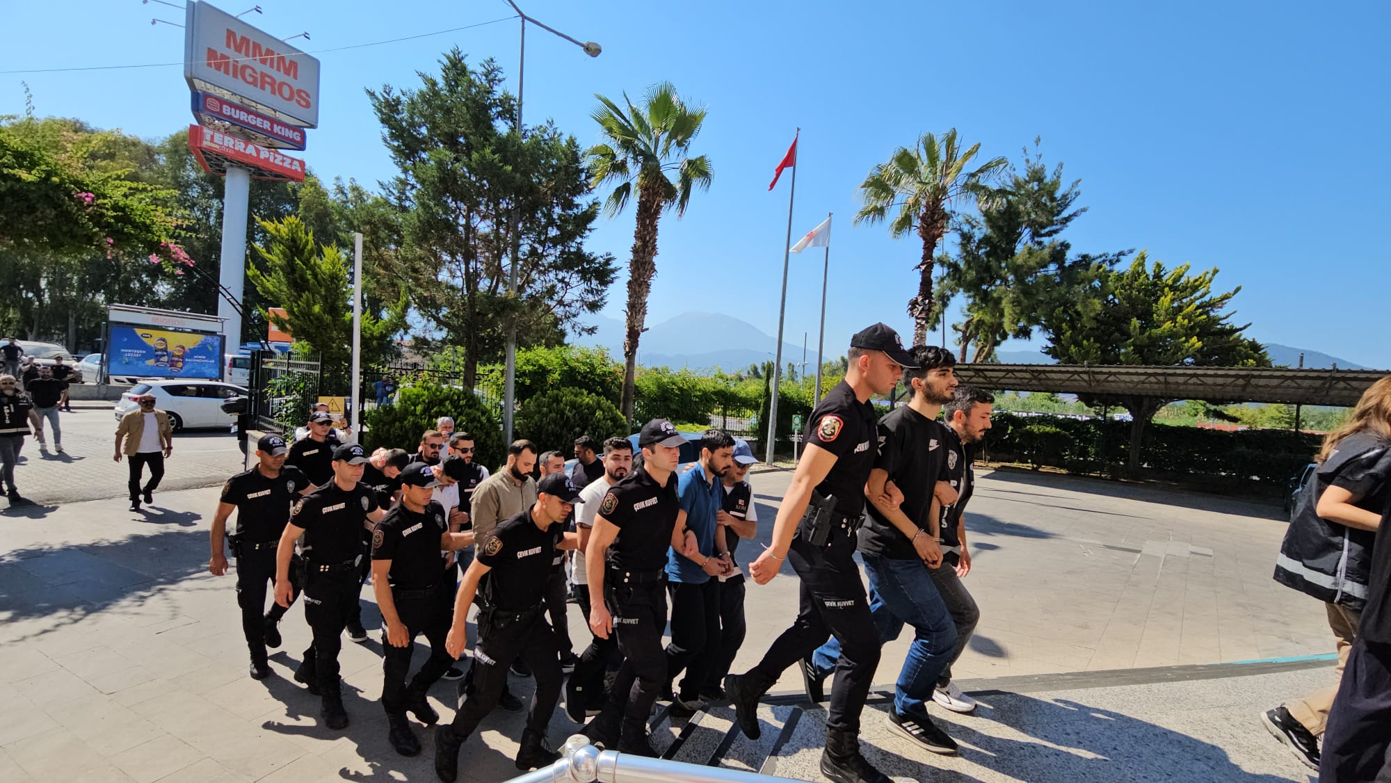Fethiye'de yeni nesil suç örgütlerinin adını kullanarak faaliyet yürüttüğü belirlenen şüphelilere yönelik soruşturma kapsamında 7 ilde eş zamanlı operasyon düzenlendi. Gözaltına alınan 22 şüpheliden 12'si tutuklanırken, soruşturma kapsamında toplam tutuklu sayısı 21'e yükseldi.