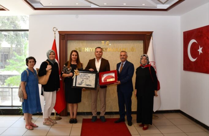 15 Temmuz Anısına Hazırlanan El Emeği Eserler, Kaymakam Akkaya'ya Takdim Edildi - Beşkaza TV görseli 1