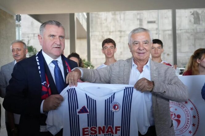 Fethiyespor Başkanı Esat Bakırcı, Bakan Osman Aşkın Bak'ı Dalaman Havalimanı'nda Karşıladı - Beşkaza TV görseli 1