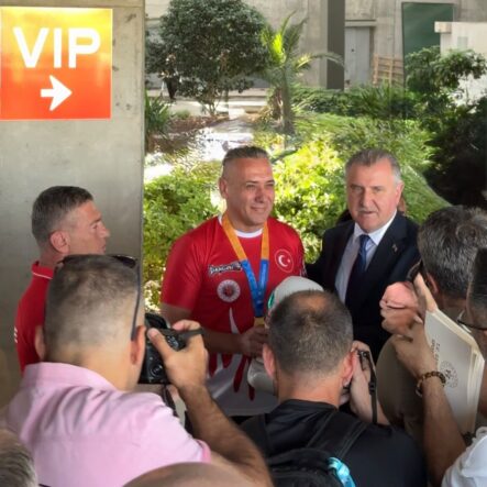 Gençlik ve Spor Bakanı Bak, Fethiye'de Boks Eldiveni Hediye Aldı - Beşkaza TV görseli 1