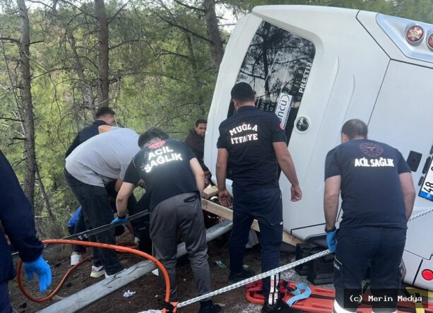 Marmaris’te Servis Aracı Yan Yattı: 2 Kişi Sıkıştı